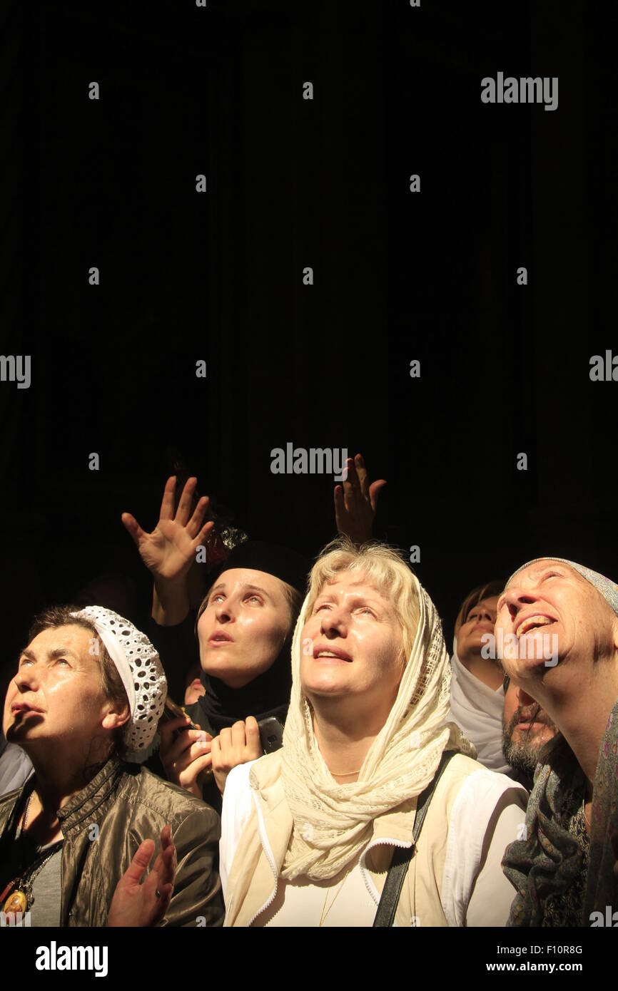 Pâques, le samedi saint, les pèlerins à l'église du Saint-Sépulcre à Jérusalem Banque D'Images