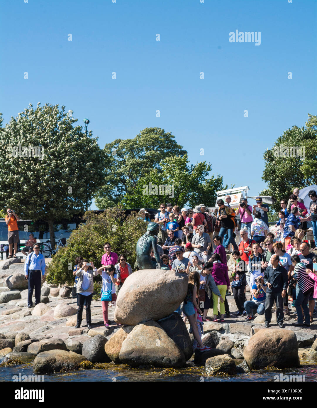 Les foules s'agglutinent autour de la statue de la Petite Sirène, Copenhague, Danemark Banque D'Images Les foules s'agglutinent autour de la statue de la Petite Sirène, Copenhague, Danemark Banque D'Images