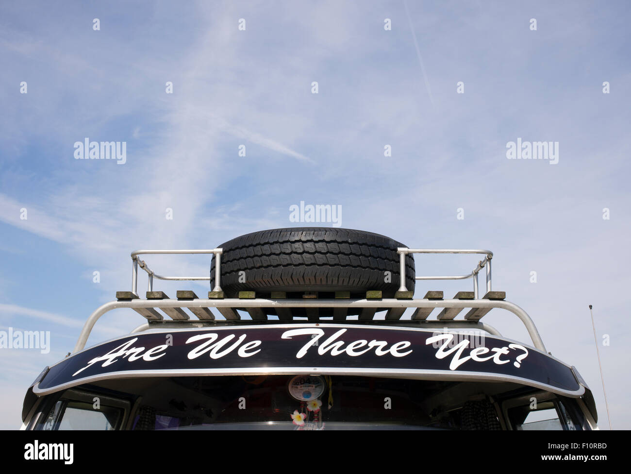 Le camping-car Volkswagen VW pare-soleil avec fenêtre avant de dire "Est-ce qu'on arrive" Banque D'Images