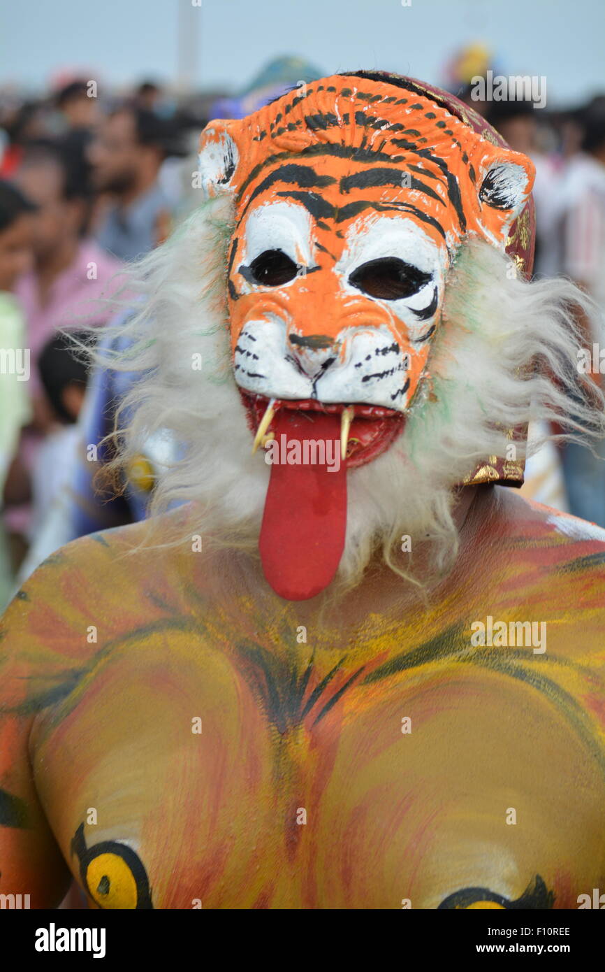 Close up d'un homme habillé en tiger( ) dans Pulikali Onam festival à Thiruvananthapuram, Kerala, Inde Banque D'Images