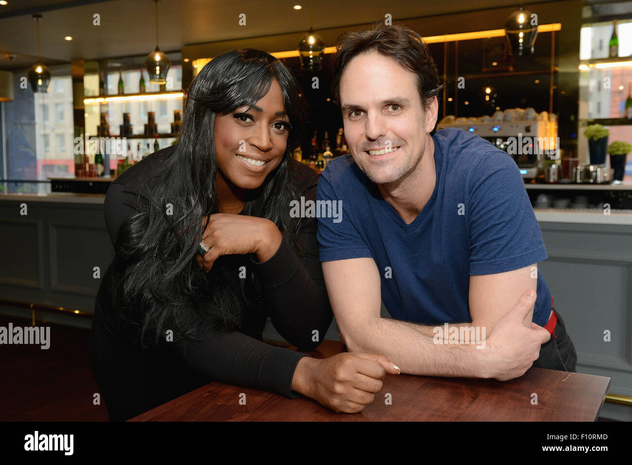 Mica Paris et Ben Lewis, stars de la comédie musicale Love Me Tender qui ouvre ce soir au nouveau théâtre Alexandra, Birmingham. 24 août 2015 Banque D'Images