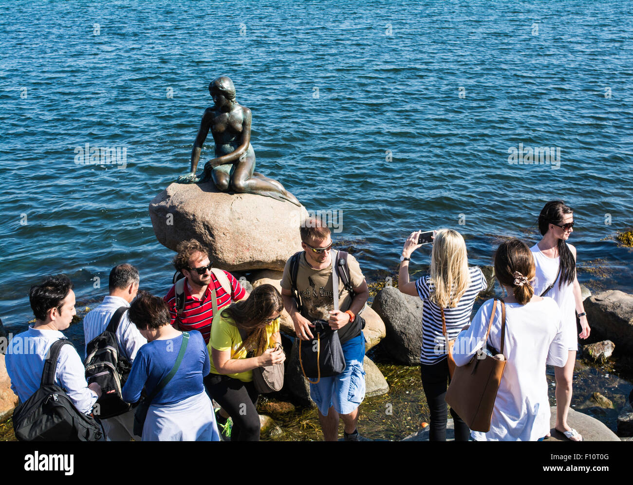 Les touristes autour de brouiller la statue de la Petite Sirène, Copenhague, Danemark Banque D'Images Les touristes autour de brouiller la statue de la Petite Sirène, Copenhague, Danemark Banque D'Images