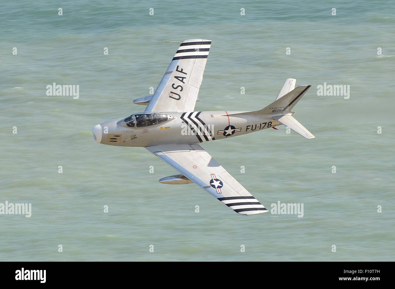 North American F-86 Sabre vintage fighter jet avion à l'Airshow Eastbourne voler au-dessus de la mer de la Manche. Jet Vintage Banque D'Images