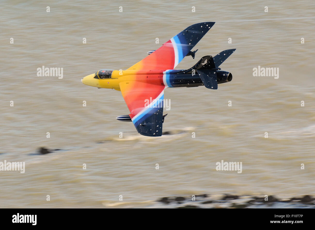 Hawker Hunter avion à réaction Vintage survolant l'eau près d'Eastbourne, Royaume-Uni Banque D'Images