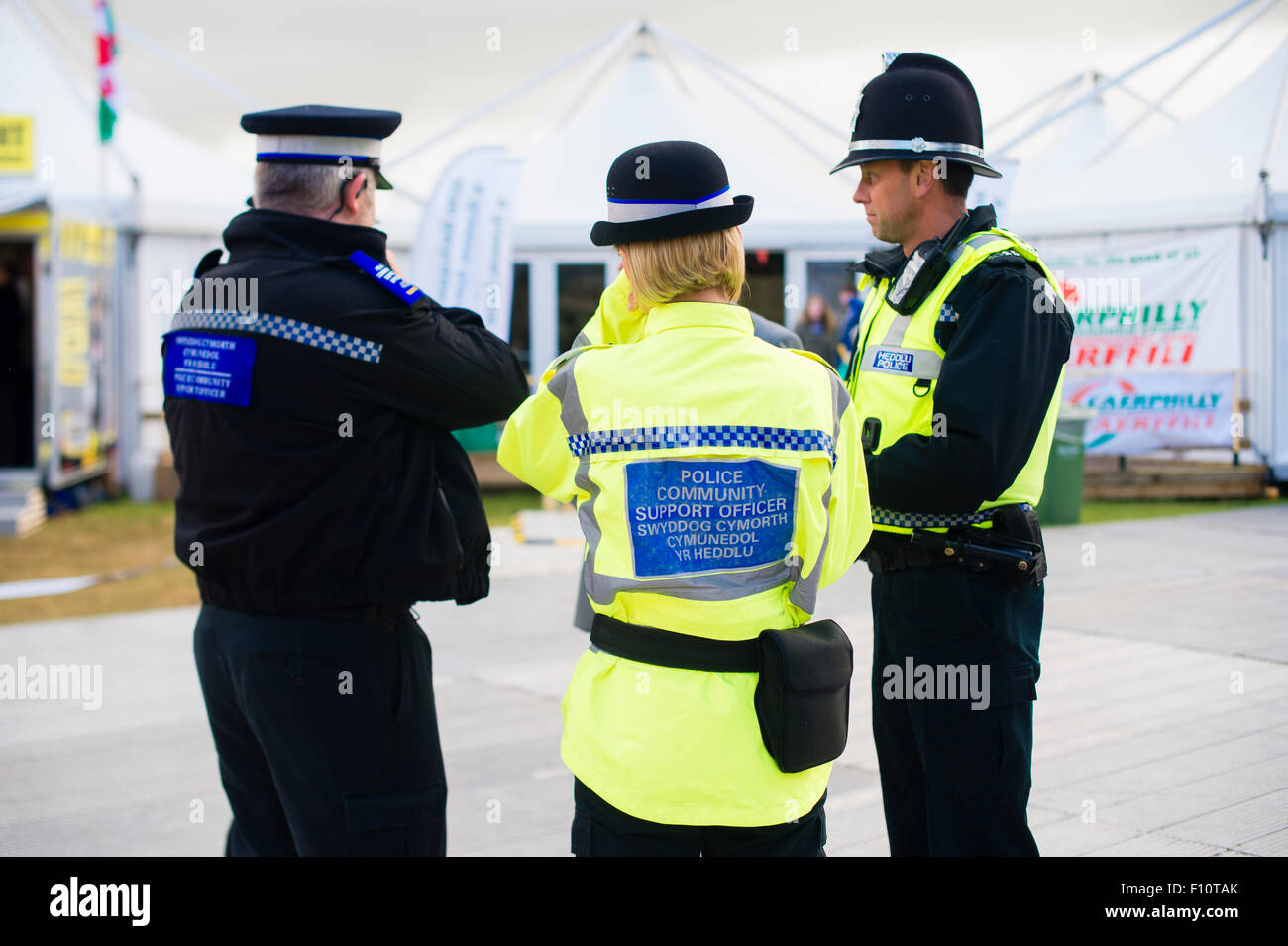 Trois agents de police de Nouvelle-Galles du Sud et les agents de soutien communautaires (OSC), le Pays de Galles UK Banque D'Images