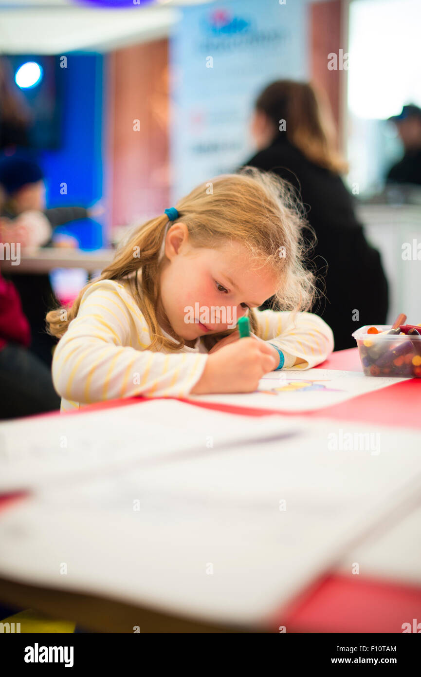 Une jeune fille profondément dans le dessin de concentration coloration dans une oeuvre d'art au travail l'Urdd Eisteddfod National du Pays de Galles - le plus grand festival de la jeunesse l'Europe, mai 2015 Banque D'Images