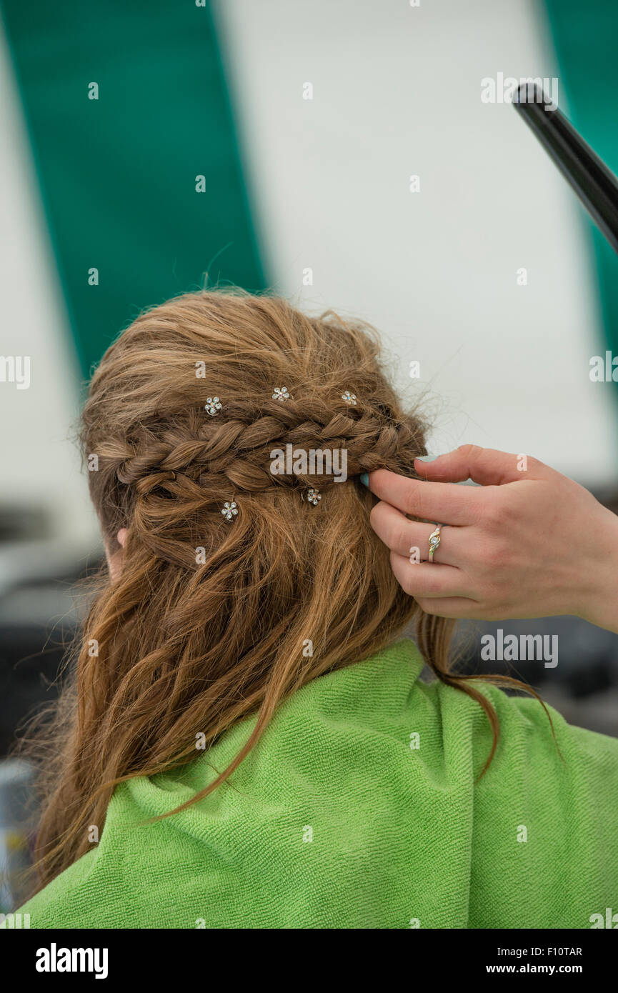 L'enseignement professionnel UK : Les adolescentes de Ceredigion Coleg concurrentes dans le salon de coiffure et de la formation professionnelle catégories à l'URDD eisteddfod national du pays de Galles, Mai 2015 Banque D'Images