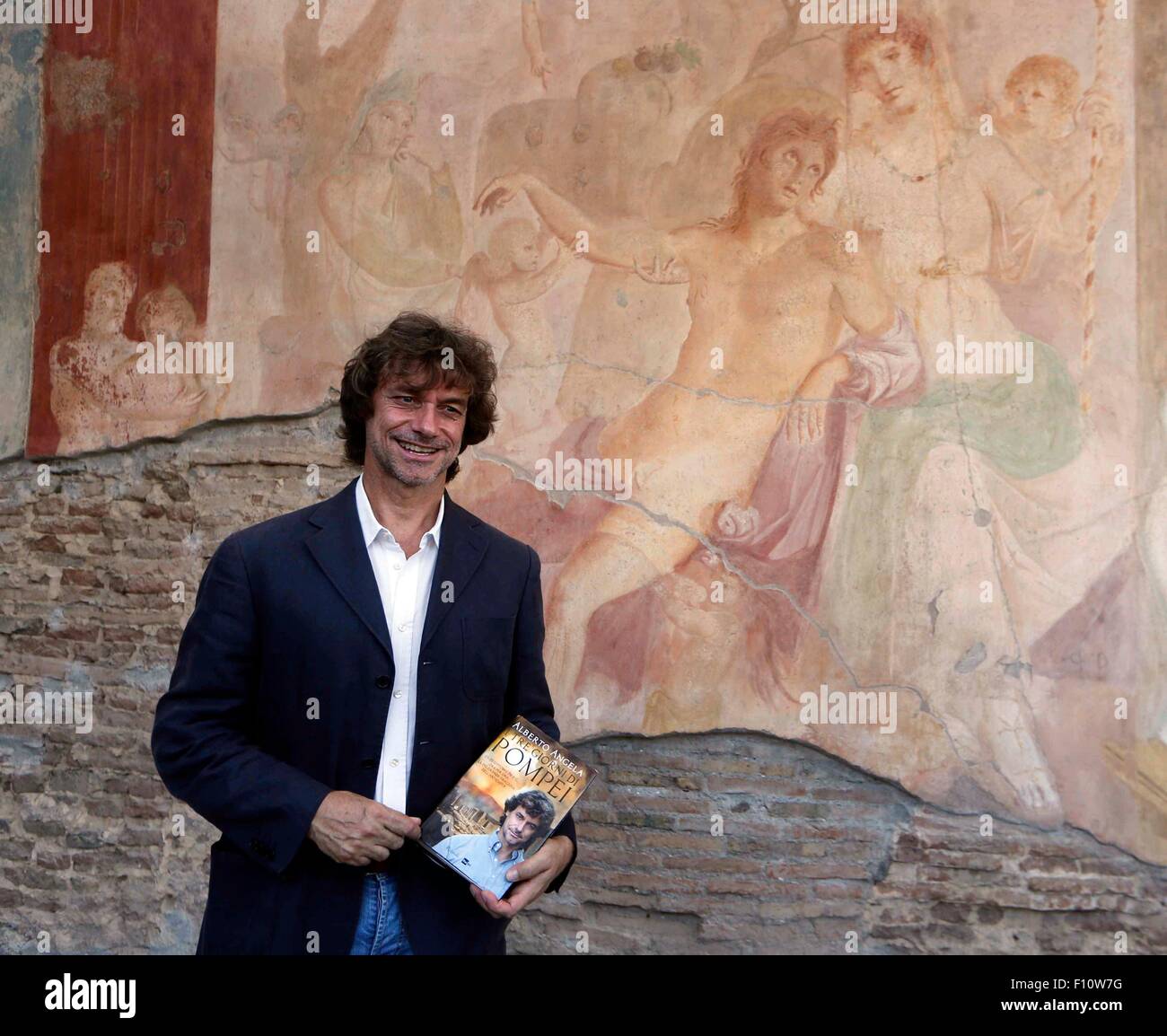 Pompéi, Italie. Août 24, 2015. Alberto Angela présente la fresque de 'Adonis blessé, restauré avec l'apport de la vente de son livre 'la' trois jours de Pompéi ' Crédit : agnfoto/Alamy Live News Banque D'Images