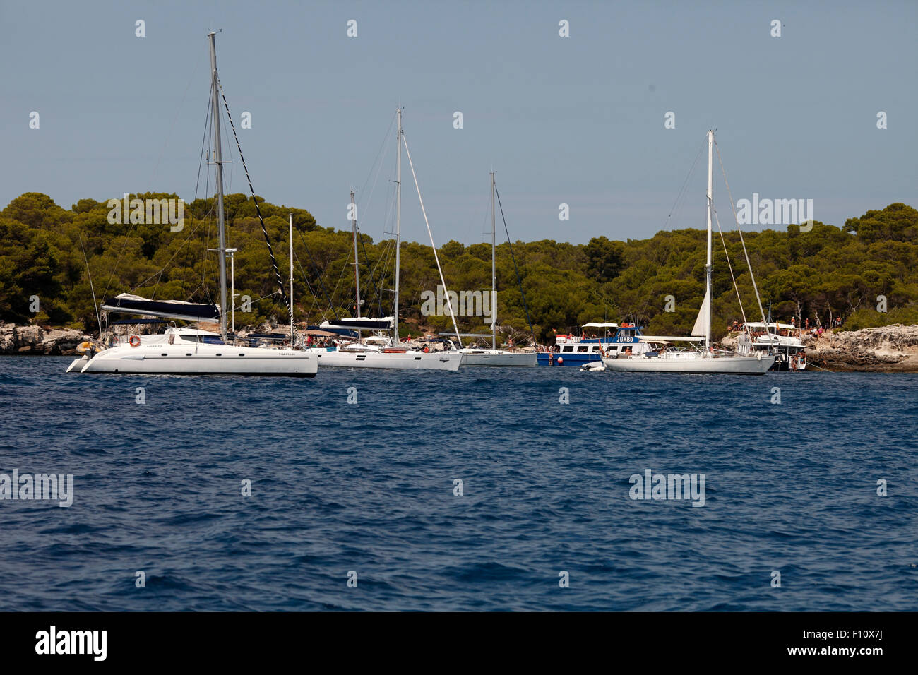 Bateaux à voile amarré jusqu'à une plage sur la partie sud de Minorque, été hoildays. Banque D'Images