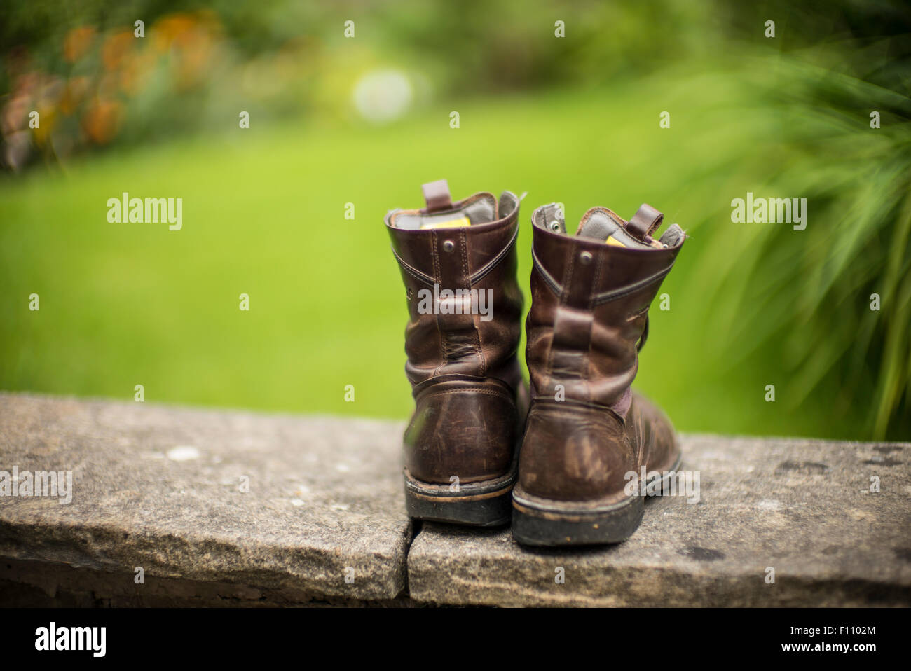 Une paire de vieilles bottes dans le jardin. Banque D'Images