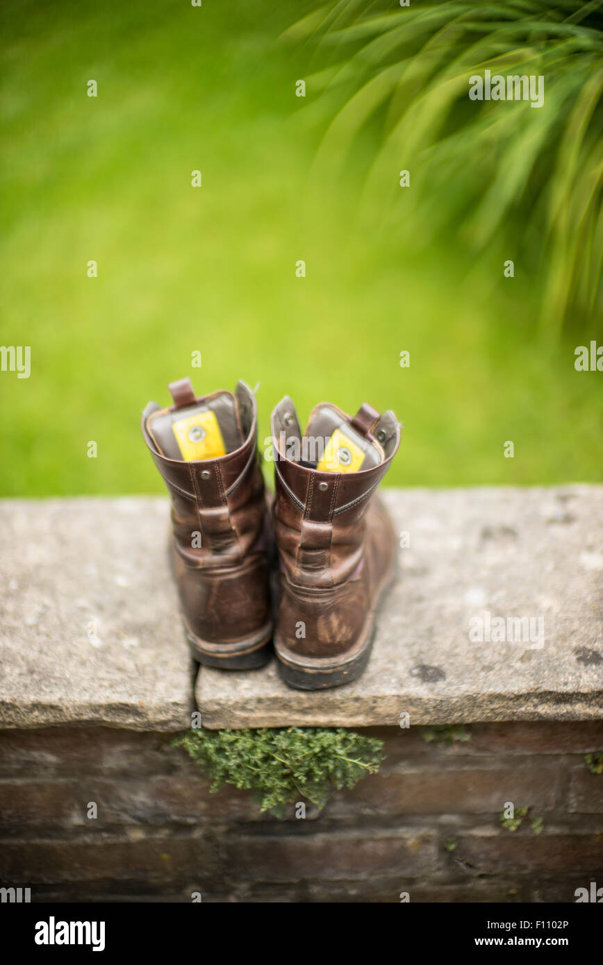 Une paire de vieilles bottes dans le jardin. Banque D'Images