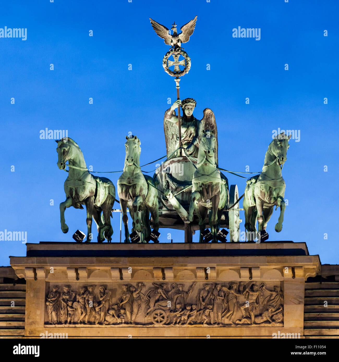 Vue nocturne de Quadriga en bronze (char tiré par quatre chevaux) au sommet de la porte de Brandebourg à Pariser Platz, Berlin, Allemagne Banque D'Images