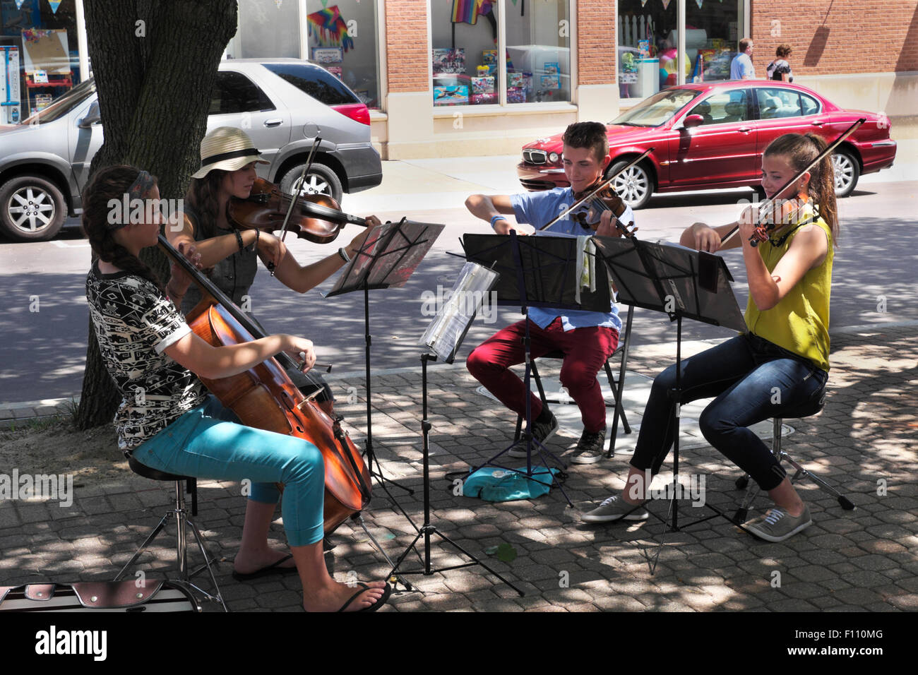 Quatuor de chambre jouant sur un coin de rue au centre-ville de Holland, Michigan, États-Unis. Banque D'Images