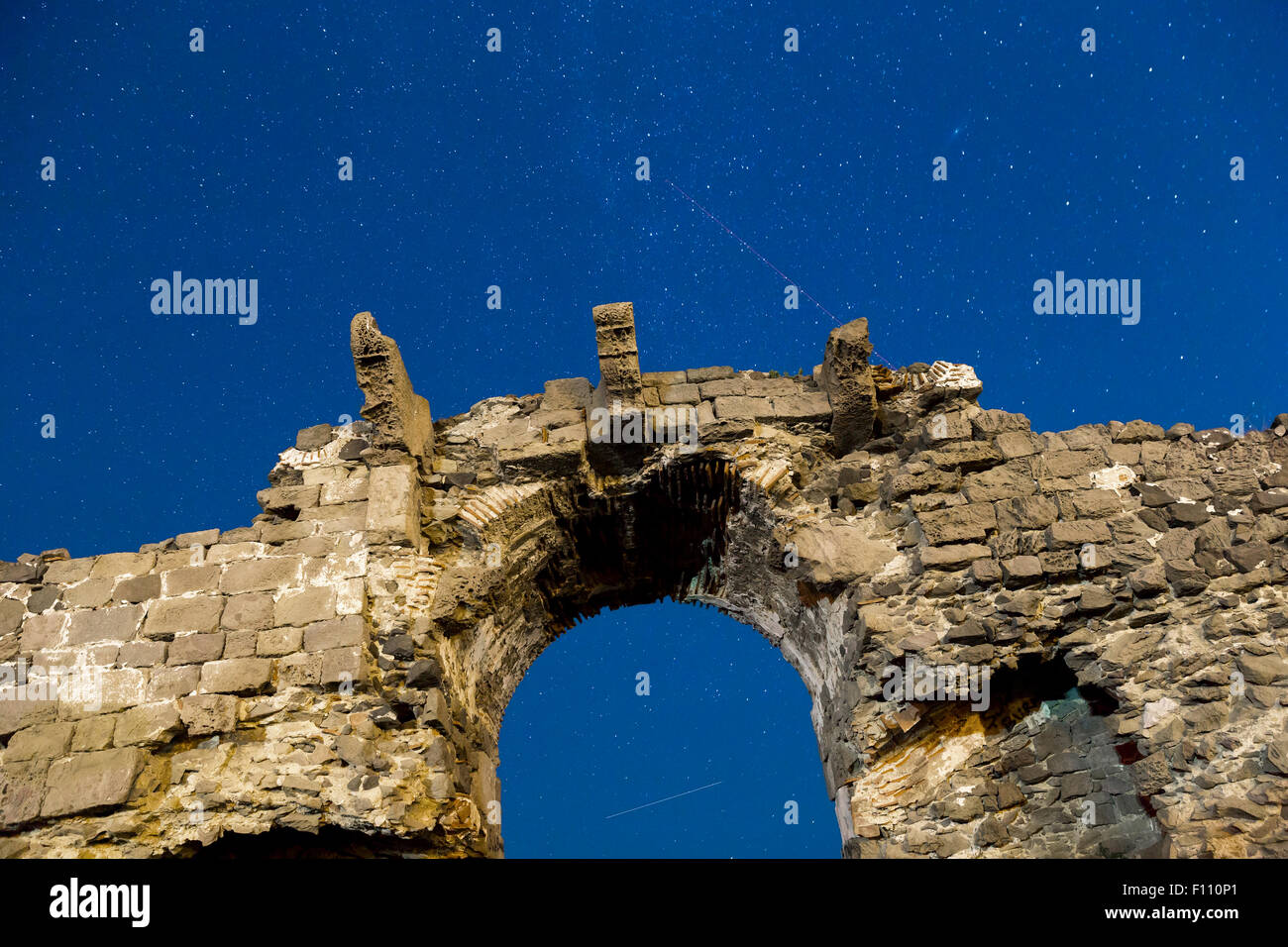 Perséides et étoiles brillantes avec vue sur les murs du château Rumeli Feneri près de Istanbul Banque D'Images