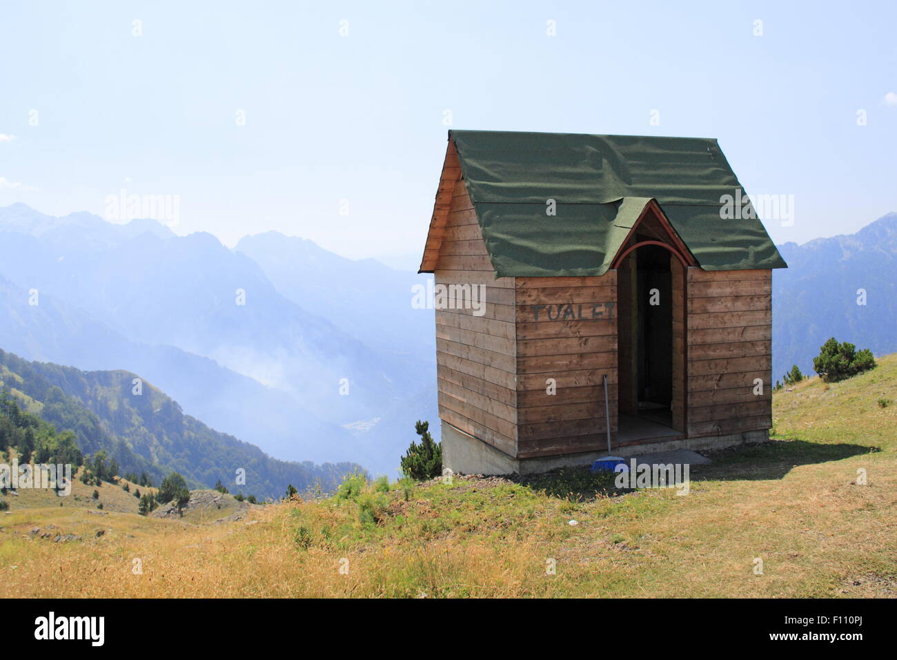 Toilettes au col, diagonale avec vue sur la vallée de l'Kaprea Ndërlysaj vers, Shkodra, maudit les montagnes, Albanie, Balkans, Europe Banque D'Images