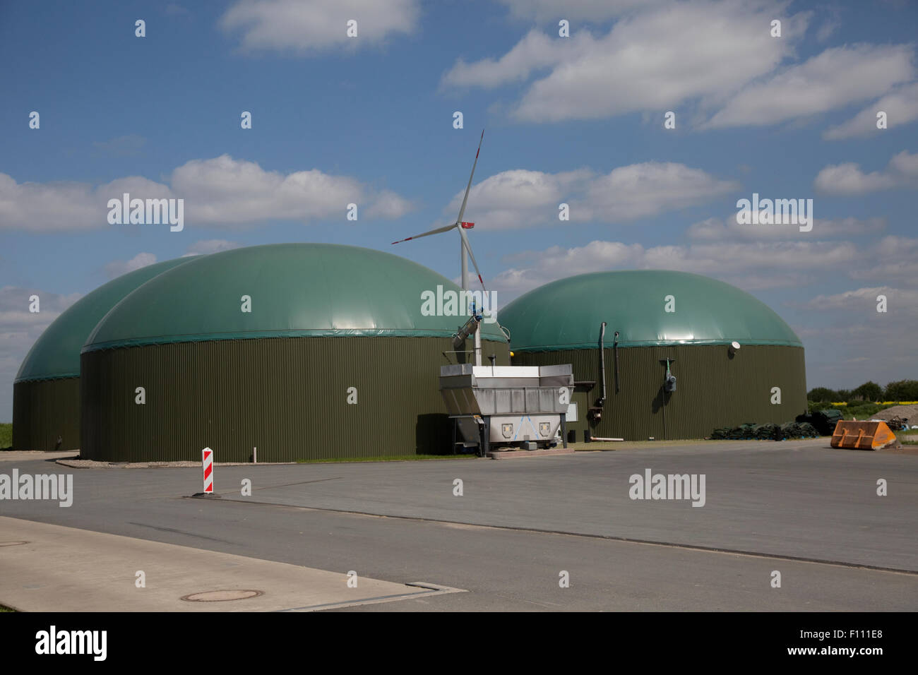 Deux grands autoclaves du biogaz produit du méthane par digestion bactérienne anaérobie Allemagne Banque D'Images