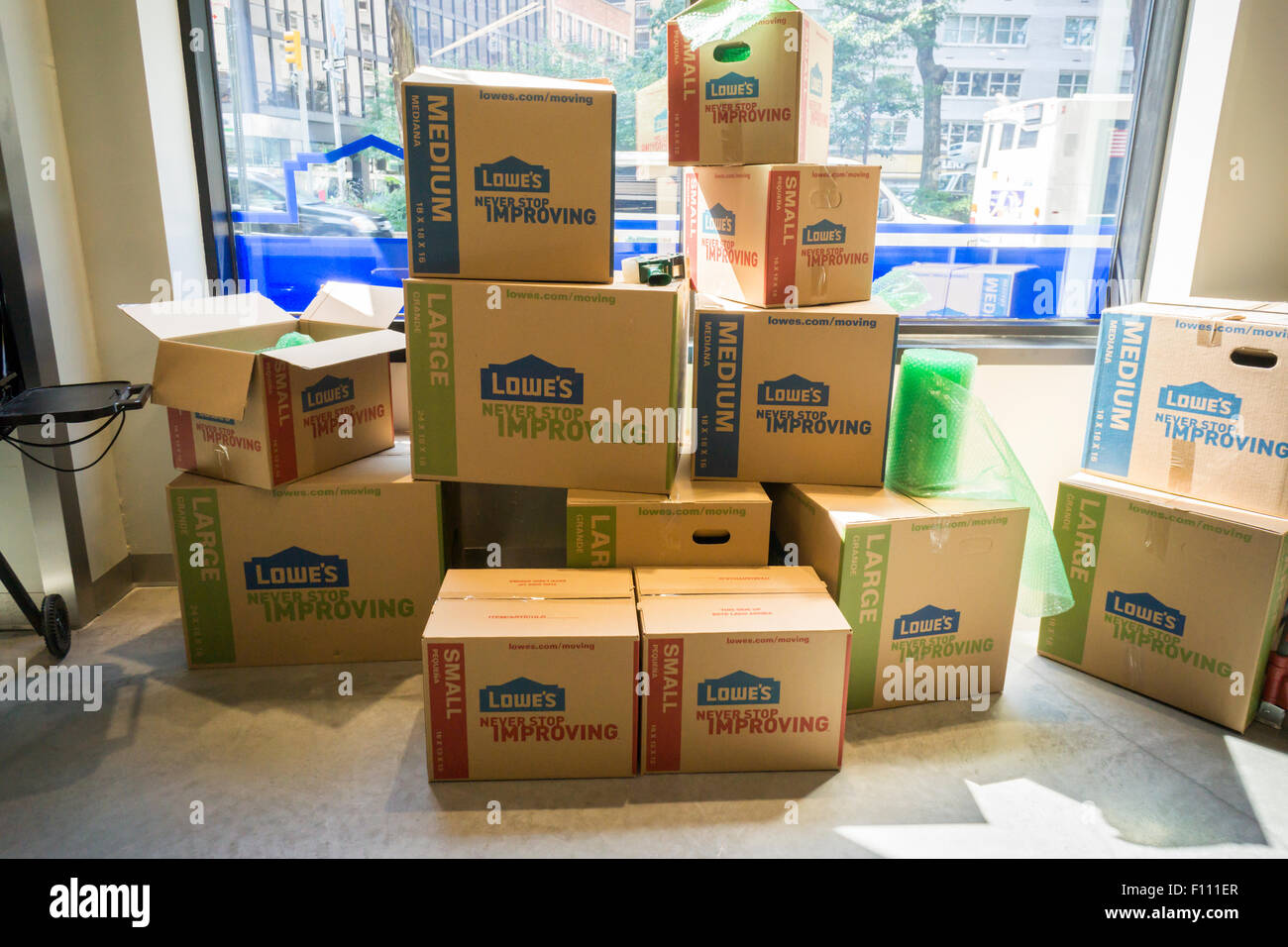 Une nouvelle à vocation urbaine Lowe's home improvement store à New York le Mardi, Août 18, 2015. Lowe's Cos a annoncé que la croissance du deuxième trimestre et les ventes des magasins comparables a battu les attentes des analystes en citant la croissance dans le logement aux États-Unis. Lowe's est la deuxième plus grande chaîne après l'amélioration de Home Depot. (© Richard B. Levine) Banque D'Images