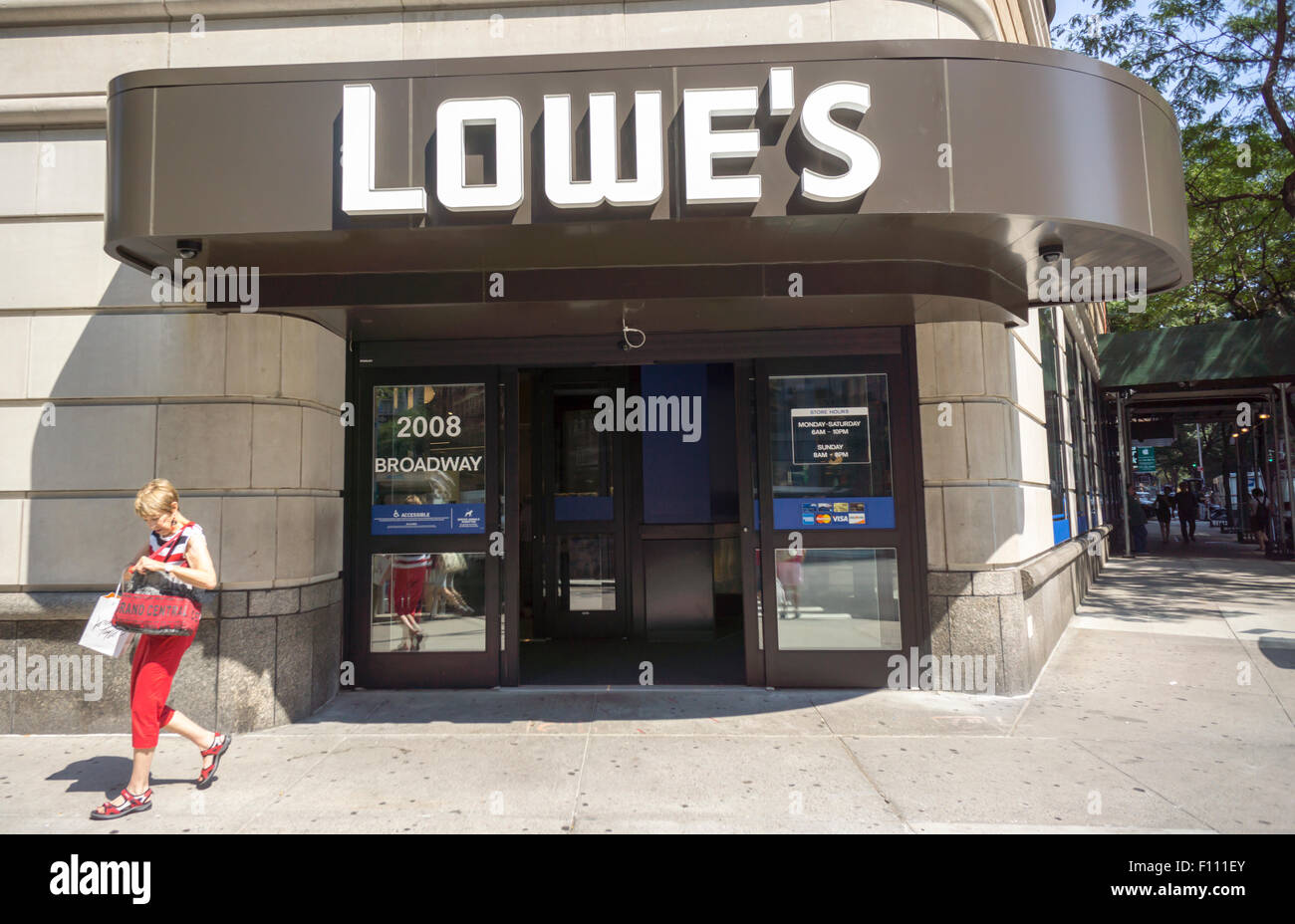 Une nouvelle à vocation urbaine Lowe's home improvement store à New York le Mardi, Août 18, 2015. Lowe's Cos a annoncé que la croissance du deuxième trimestre et les ventes des magasins comparables a battu les attentes des analystes en citant la croissance dans le logement aux États-Unis. Lowe's est la deuxième plus grande chaîne après l'amélioration de Home Depot. (© Richard B. Levine) Banque D'Images