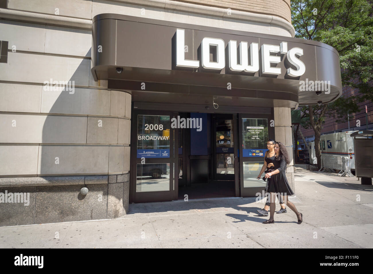 Une nouvelle à vocation urbaine Lowe's home improvement store à New York le Mardi, Août 18, 2015. Lowe's Cos a annoncé que la croissance du deuxième trimestre et les ventes des magasins comparables a battu les attentes des analystes en citant la croissance dans le logement aux États-Unis. Lowe's est la deuxième plus grande chaîne après l'amélioration de Home Depot. (© Richard B. Levine) Banque D'Images