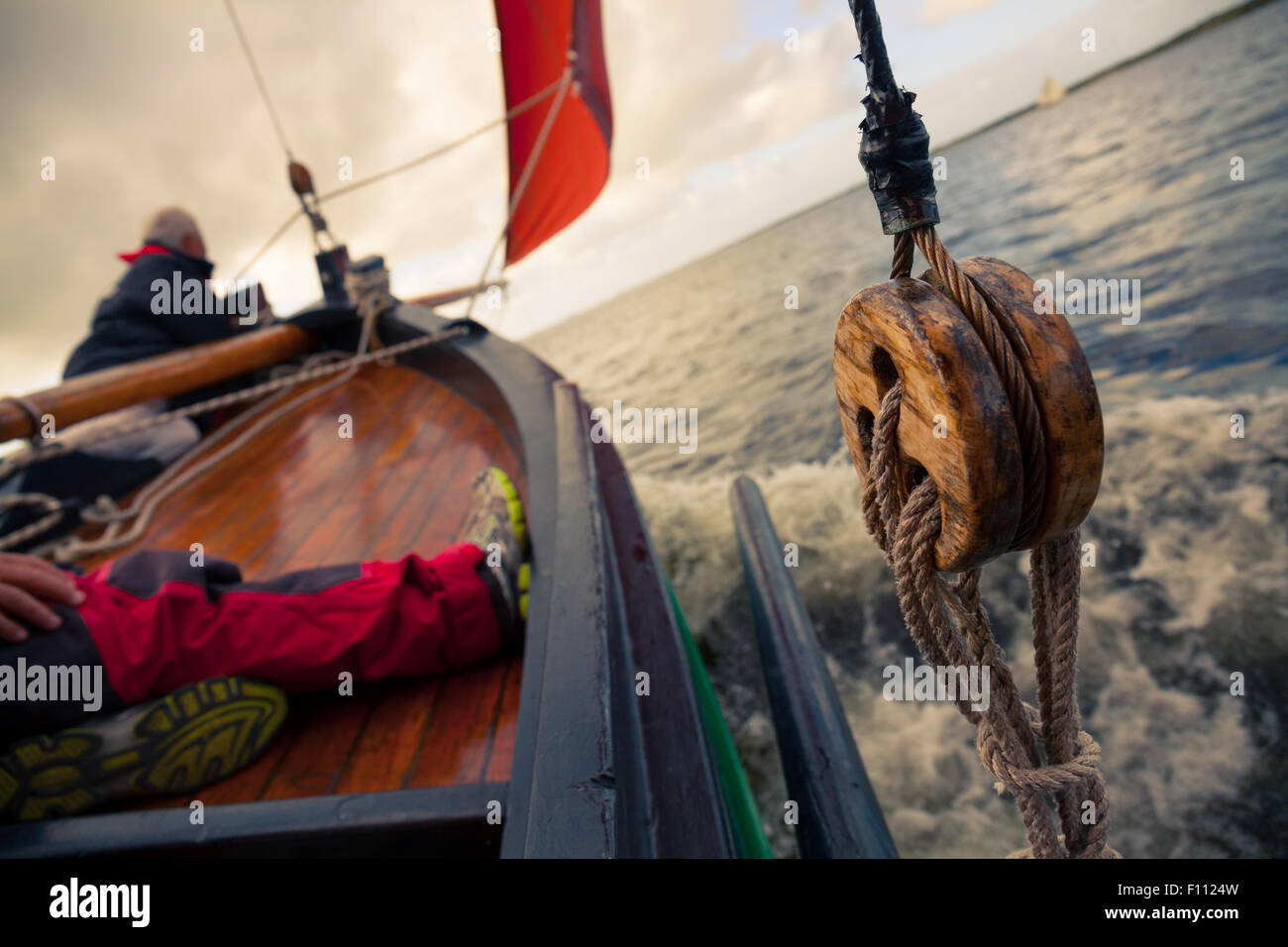 Bateau traditionnel en bois, avec voile rouge. Détail. Banque D'Images