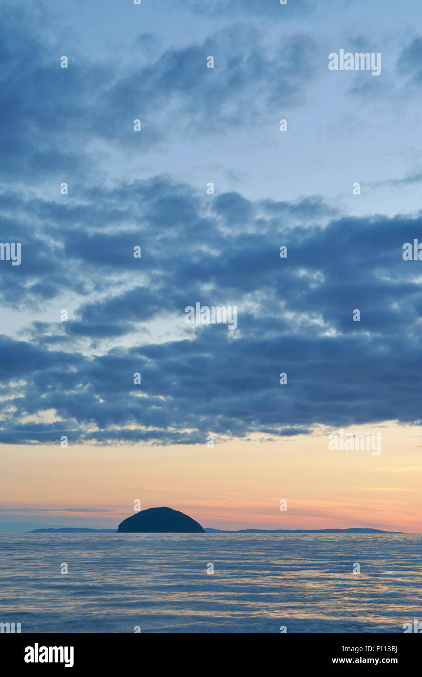 Vue d'Alisa Craig à partir de la Côte d'Ayrshire à Girvan, Ecosse, Royaume-Uni Banque D'Images