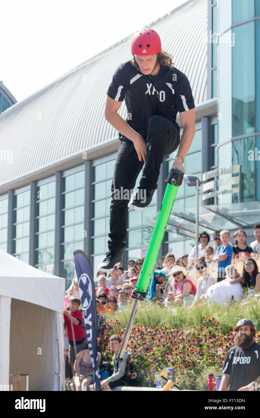 Membre de l'équipe de Stunt Xpogo Dan Mahoney procède à l'Exposition nationale canadienne à Toronto, Ontario Canada Banque D'Images