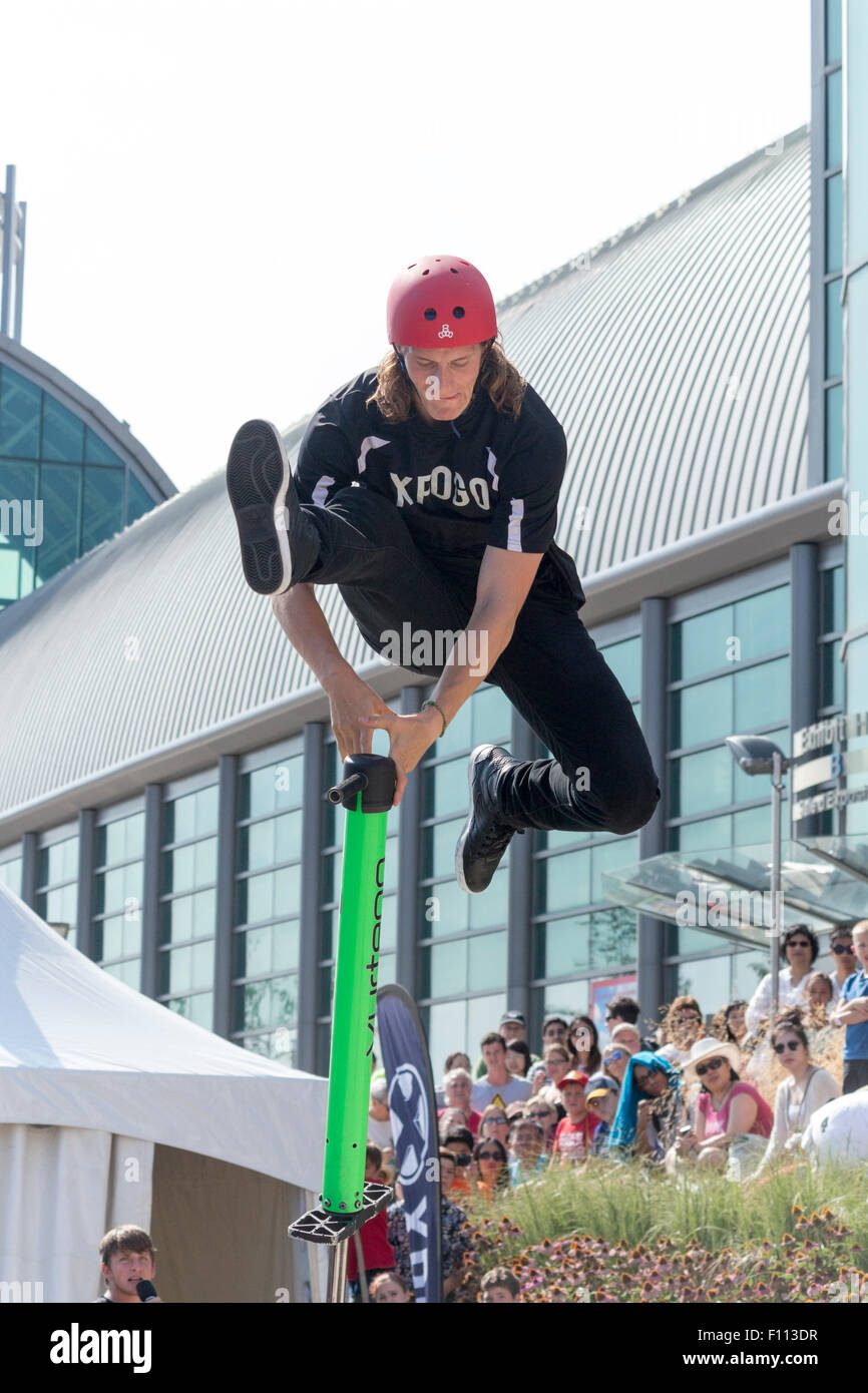 Membre de l'équipe de Stunt Xpogo Dan Mahoney procède à l'Exposition nationale canadienne à Toronto, Ontario Canada Banque D'Images