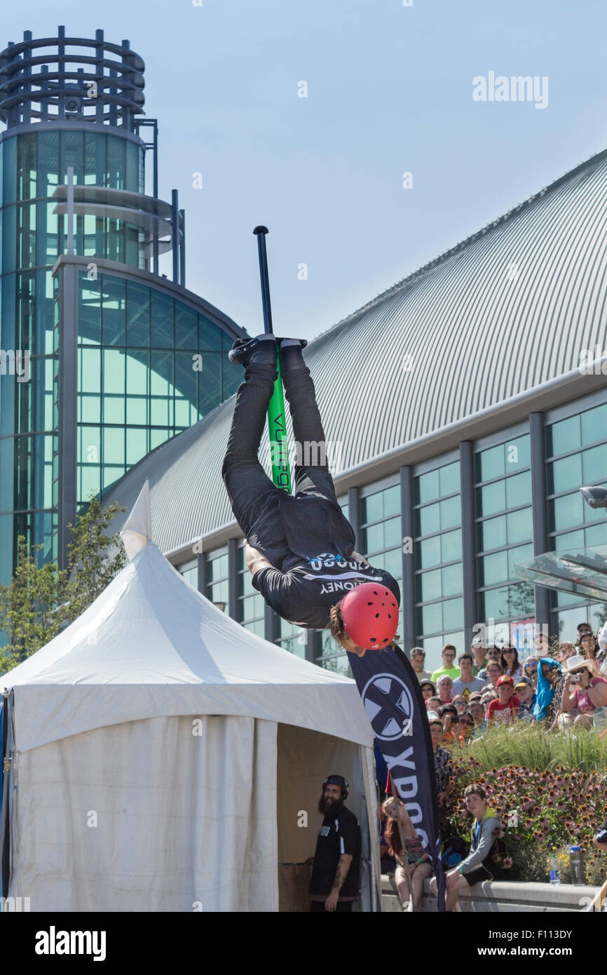 Membre de l'équipe de Stunt Xpogo Dan Mahoney effectue un saut périlleux arrière à l'Exposition nationale canadienne à Toronto, Ontario Canada Banque D'Images