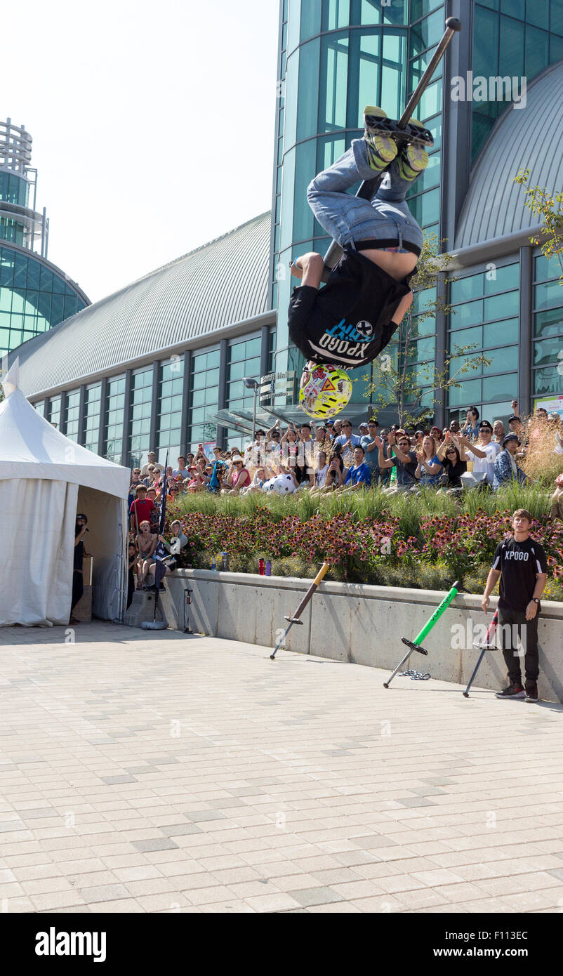 Membre de l'équipe de Stunt Xpogo Ryan O'Malley procède à l'Exposition nationale canadienne à Toronto, Ontario Canada Banque D'Images