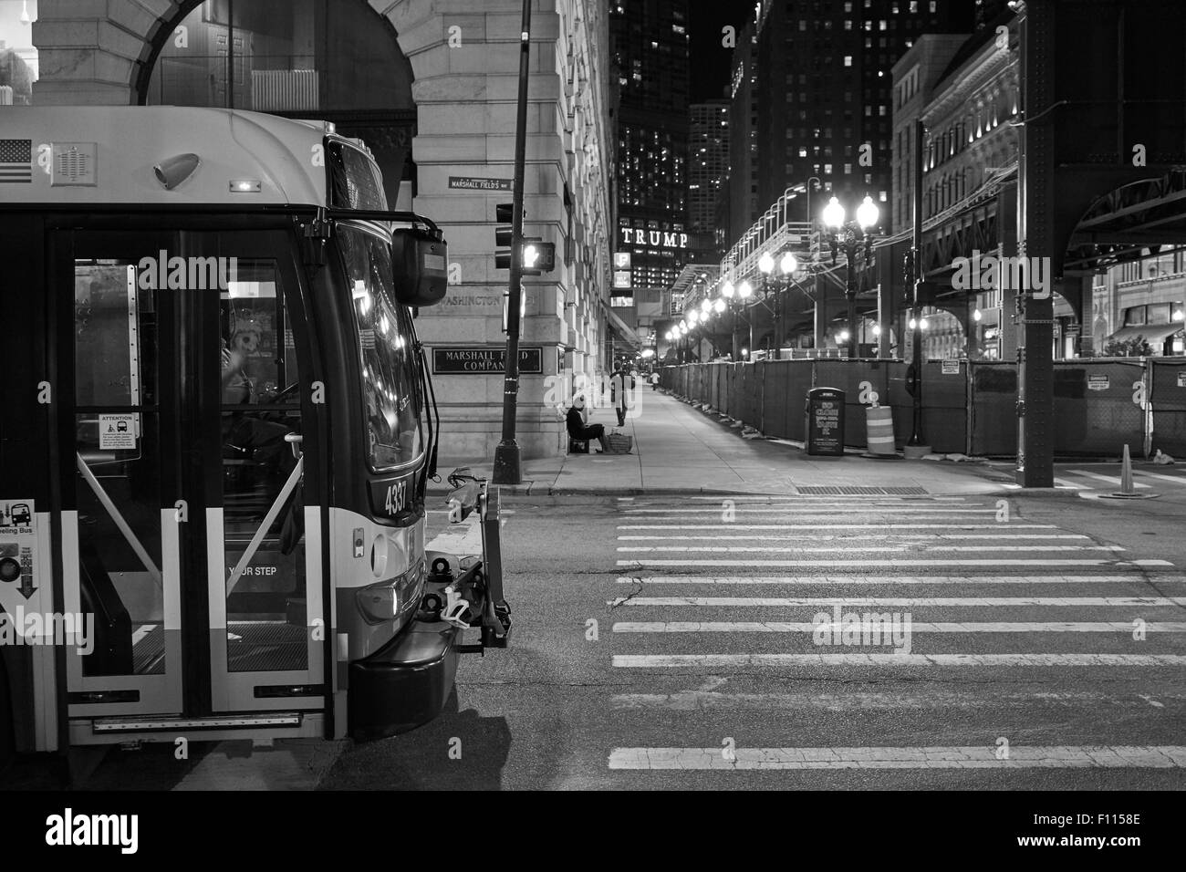 Un bus CTA dans le centre-ville de Chicago, IL Banque D'Images