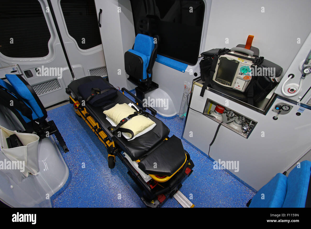 Intérieur d'une ambulance moderne avec brancard Banque D'Images