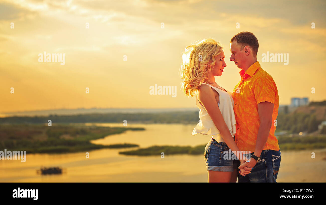 Couple D Amoureux Se Tenant La Main Et Se Regarder Dans Les Yeux Sur La Rive Main Dans La Main Le Coucher Du Soleil Journee D Ete Photo Stock Alamy Couple D Amoureux Se Tenant La Main Et Se Regarder Dans Les Yeux Sur La Rive Main Dans La Main Le Coucher Du Soleil Journee D Ete Photo Stock Alamy