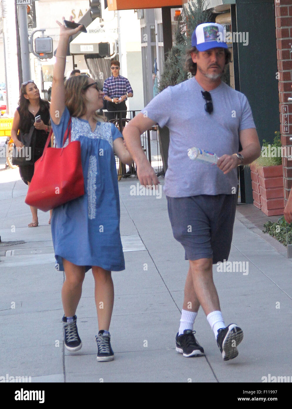 La femme de Tobey Maguire, créateur de bijoux Jennifer Meyer goes shopping  à Beverly Hills le port d'un sarrau bleu robe et bottes de baseball avec :  Jennifer Meyer Où : Los