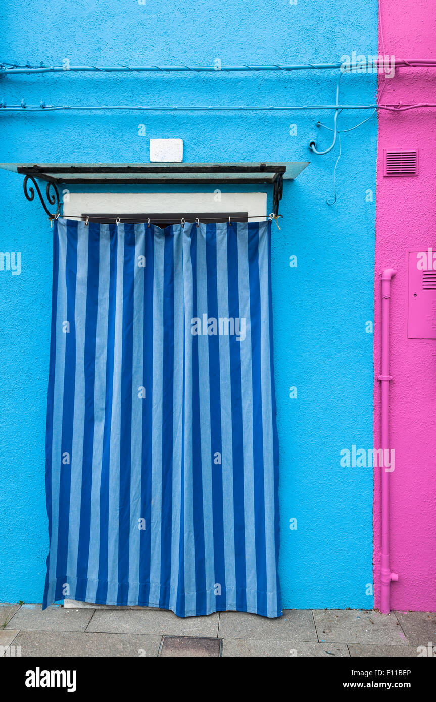 Une porte sur un mur bleu d'une maison colorée de l'île de Burano, Venise, Italie. Banque D'Images