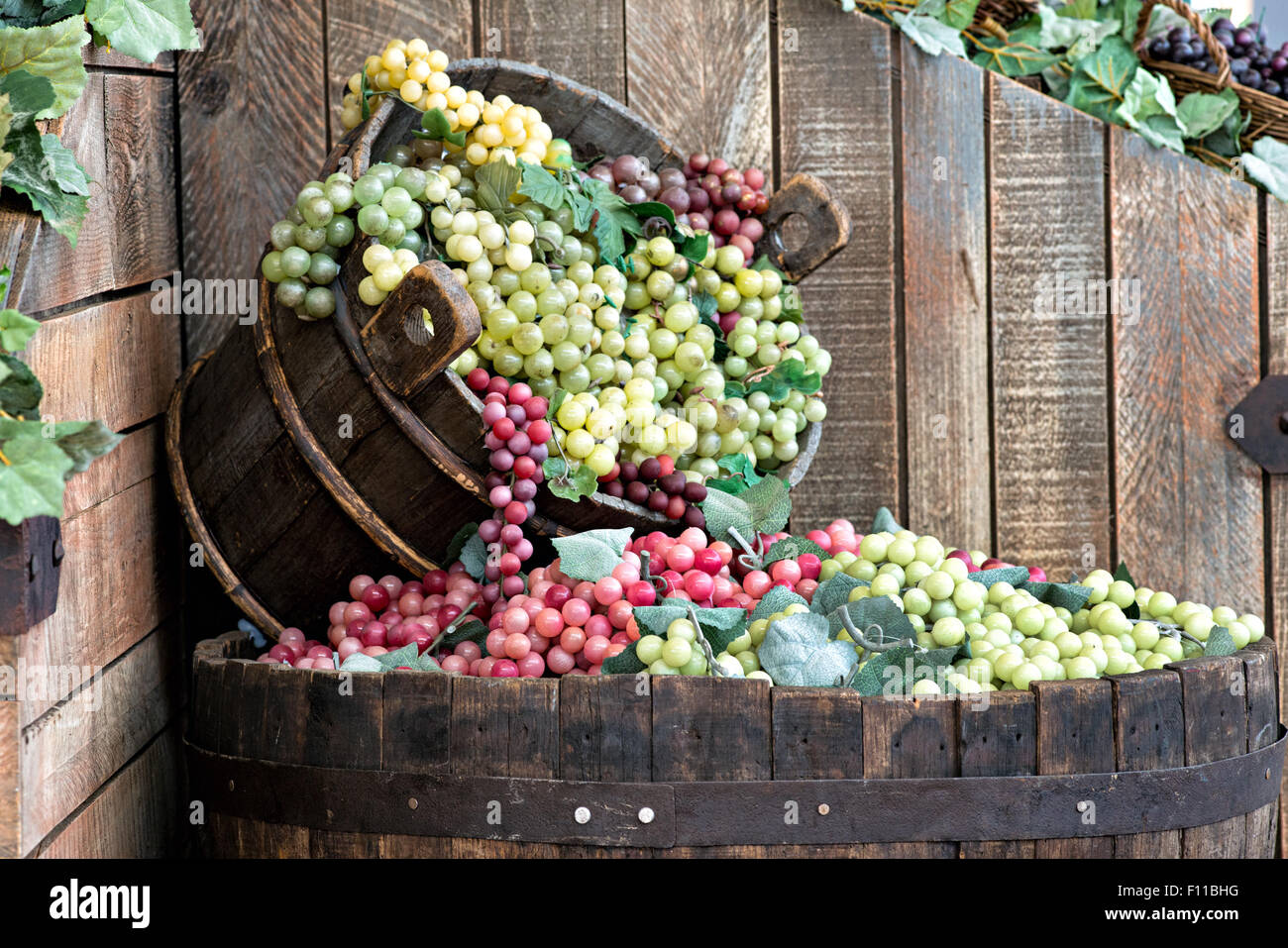 Afficher dans une cave ou d'une taverne de raisins rouges et blancs Banque D'Images