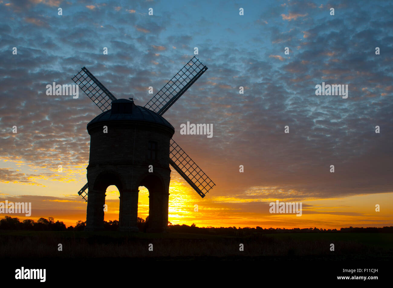 Chesterton, Warwickshire, Angleterre, Royaume-Uni. 25 août, 2015. Météo britannique. La forme caractéristique de Chesterton Moulin dans le Warwickshire se profile au lever du soleil. Crédit : Colin Underhill/Alamy Live News Banque D'Images