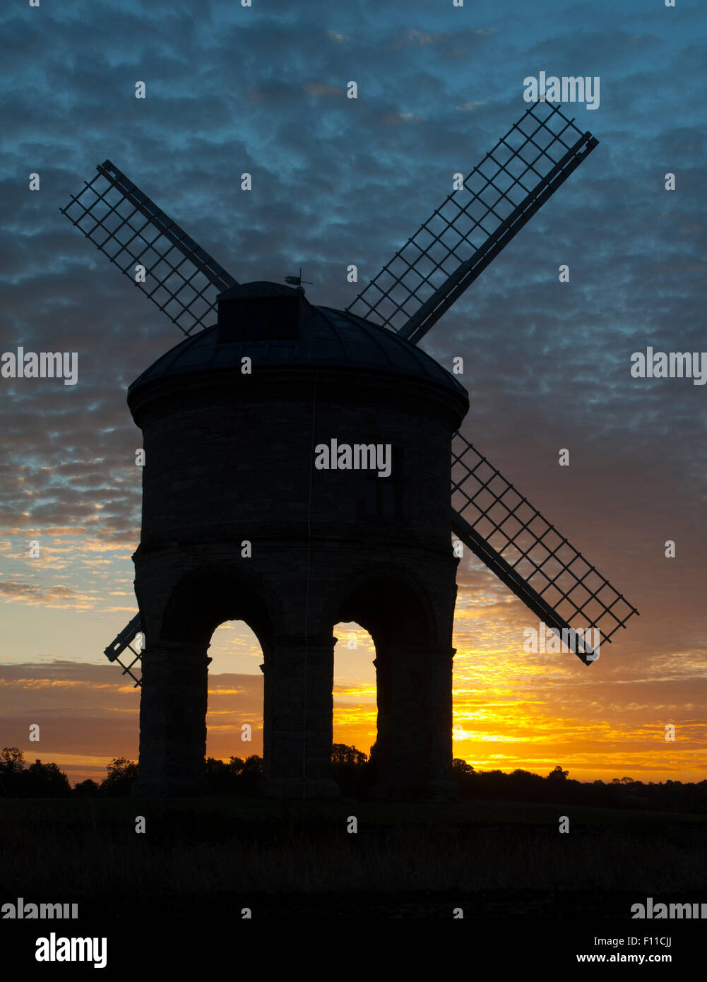 Chesterton, Warwickshire, Angleterre, Royaume-Uni. 25 août, 2015. Météo britannique. La forme caractéristique de Chesterton Moulin dans le Warwickshire se profile au lever du soleil. Crédit : Colin Underhill/Alamy Live News Banque D'Images