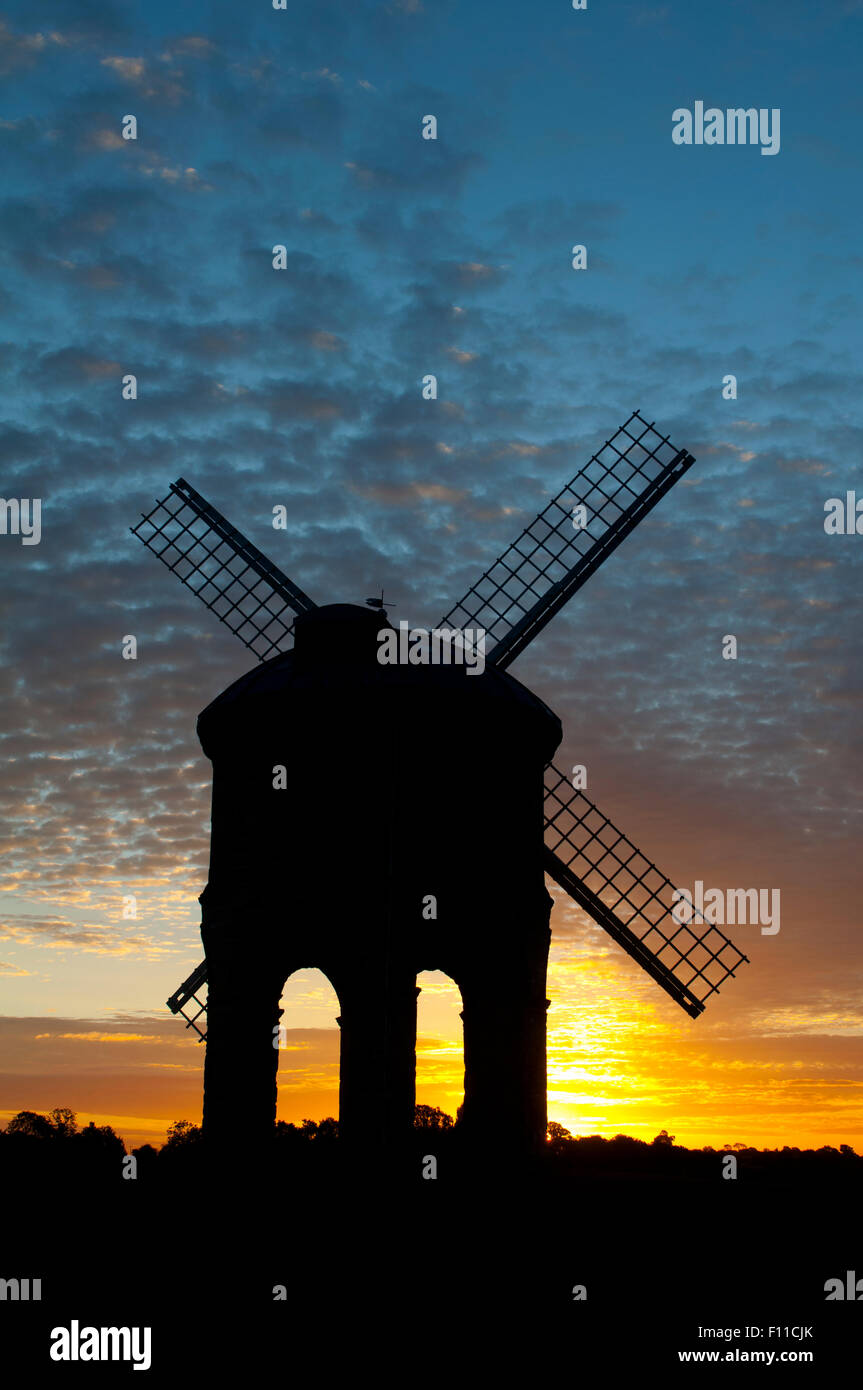 Chesterton, Warwickshire, Angleterre, Royaume-Uni. 25 août, 2015. Météo britannique. La forme caractéristique de Chesterton Moulin dans le Warwickshire se profile au lever du soleil. Crédit : Colin Underhill/Alamy Live News Banque D'Images