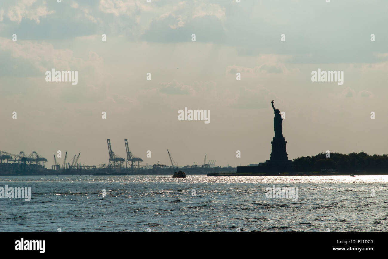 Statue de la liberté avec grue à l'arrière-plan, copyspace au-dessus et à gauche Banque D'Images