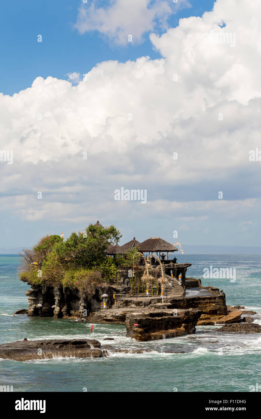 Célèbre temple de Tanah Lot sur mer dans l'île de Bali en Indonésie avec  ciel bleu et les vagues Photo Stock - Alamy