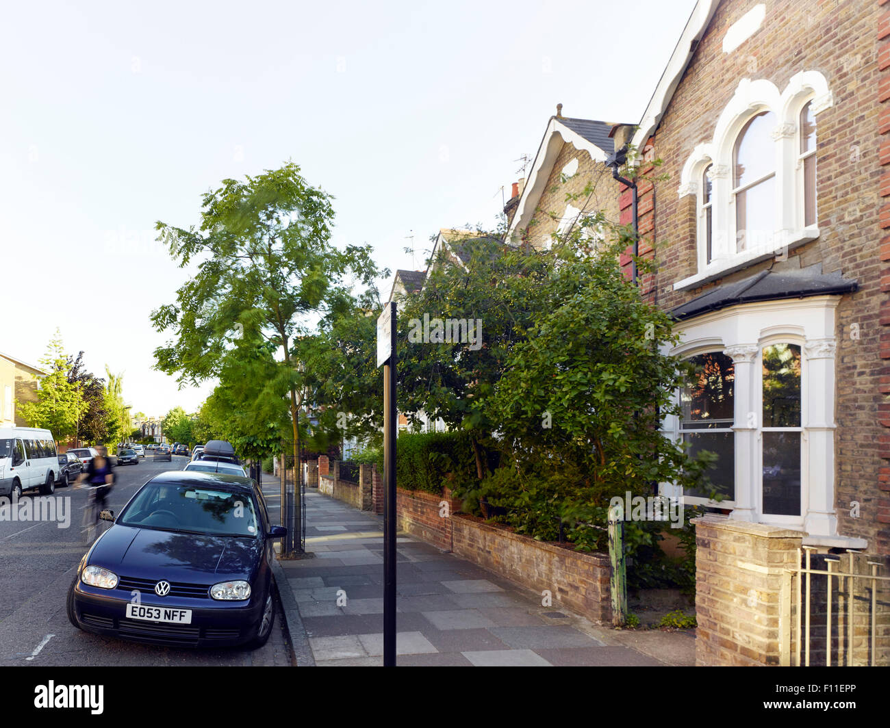 Élévation rue mitoyenne avec l'habitation. Bouverie Road, Londres, Royaume-Uni. Architecte : ullmayer sylvester architectes, 2015. Banque D'Images