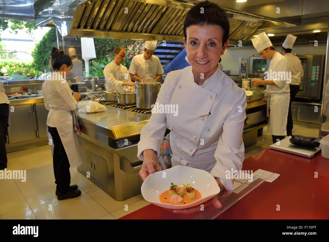 Star chef Carmen Ruscalleda, trois étoiles au guide Michelin, dans la cuisine de son restaurant Sant Pau, Sant Pol de Mar, Catalogne, Espagne Banque D'Images