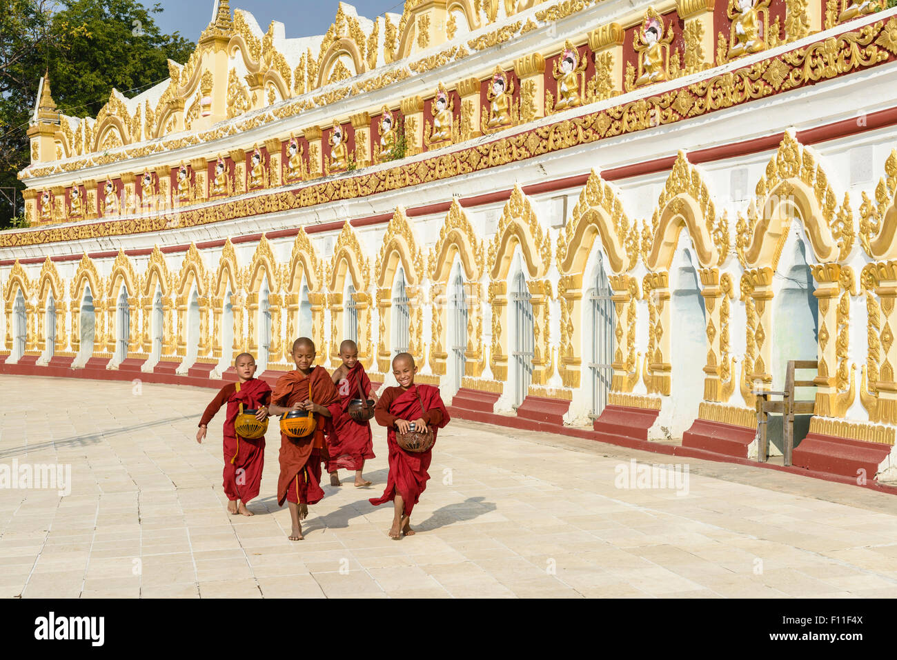 Les moines d'Asie en formation en cours d'exécution à l'extérieur de temple orné Banque D'Images