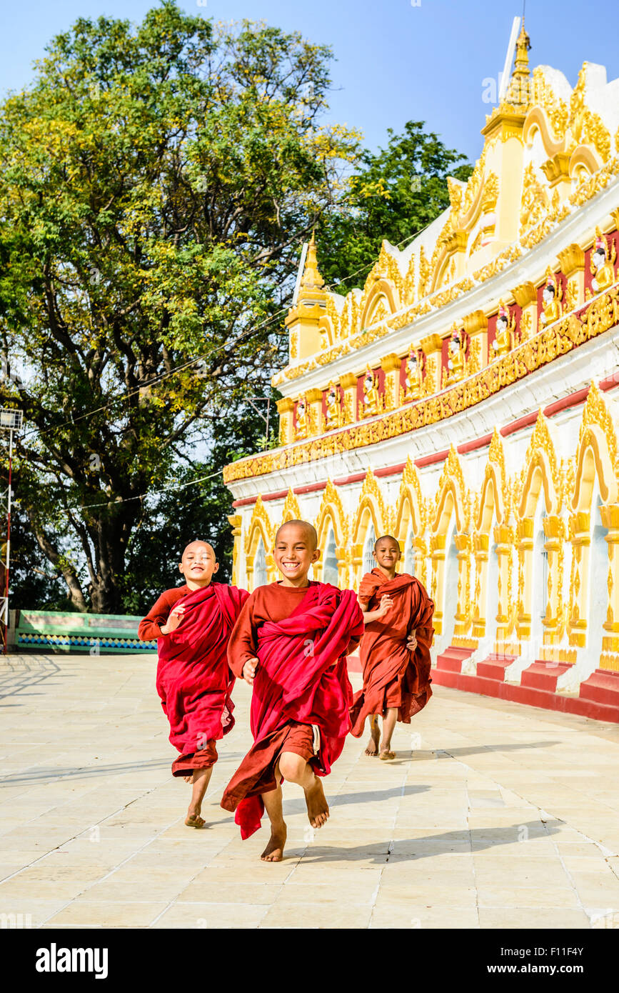 Les moines d'Asie en formation en cours d'exécution à l'extérieur de temple orné Banque D'Images