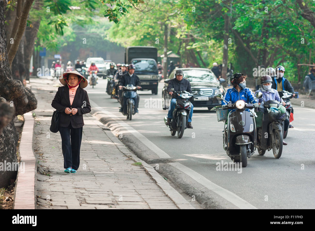 Hanoi Vietnam Street, vue de la circulation matinale se déversant à travers un boulevard près des jardins botaniques à Hanoi, Vietnam. Banque D'Images