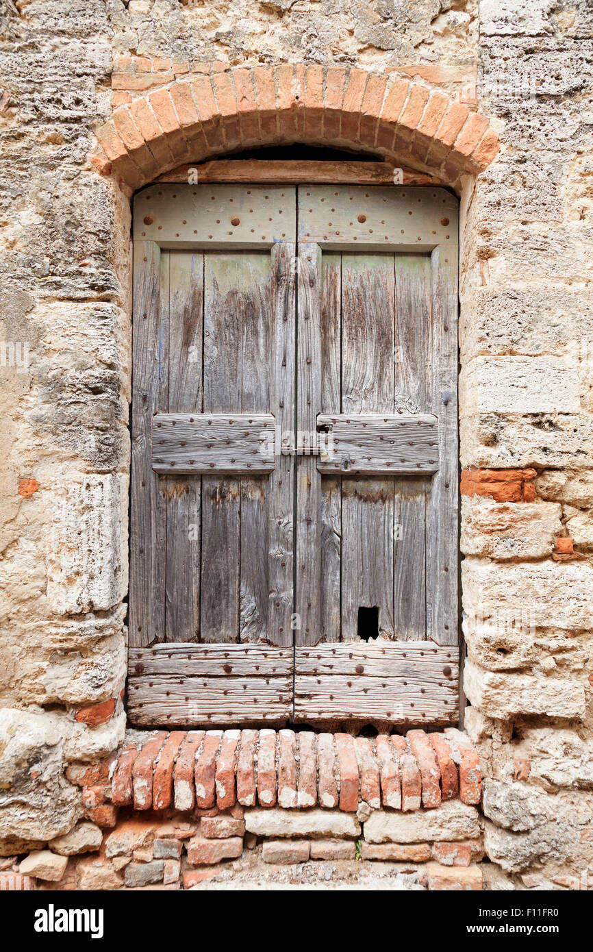 La porte en bois, Lucignano d'Arbia, Toscane, Province de Sienne, Italie Banque D'Images