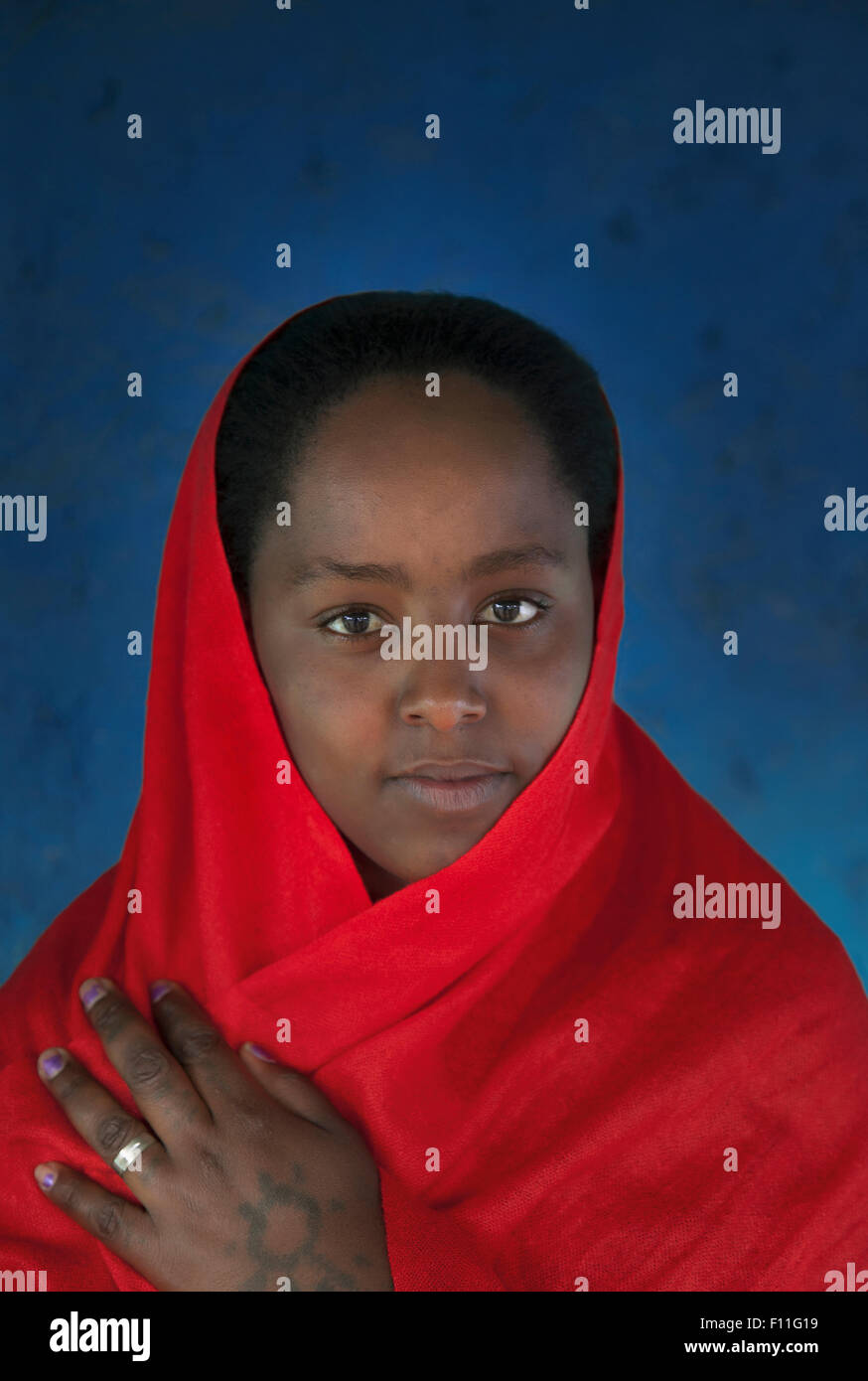 Smiling Black girl wearing headscarf Banque D'Images