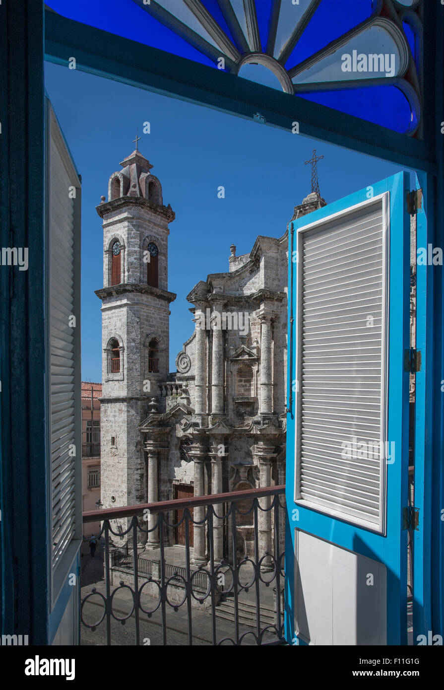 Les portes de balcon donnant sur la ville, La Havane, Cuba Banque D'Images