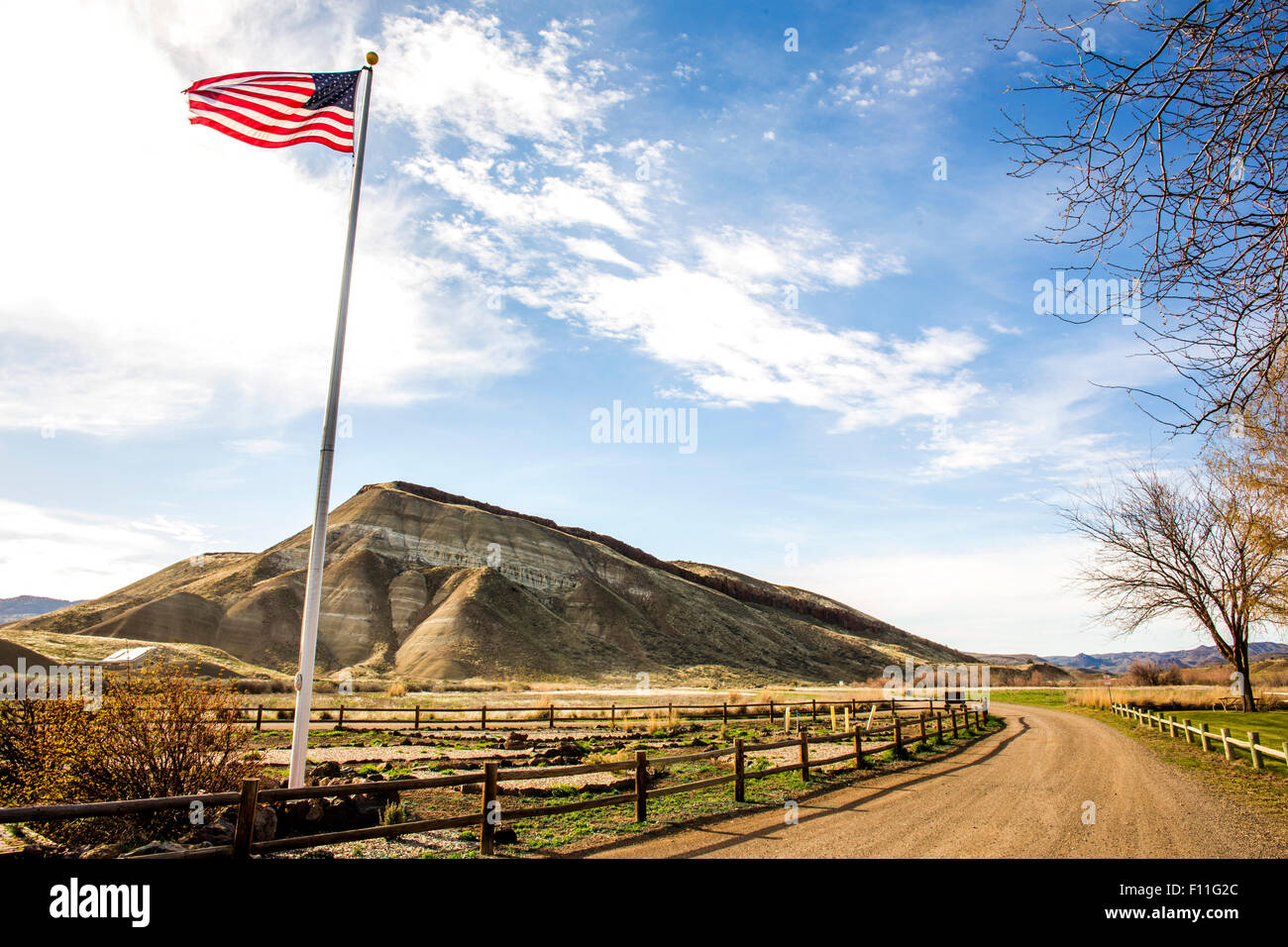 Low angle view of drapeau américain sur chemin de terre, peint Hills, Virginia, United States Banque D'Images