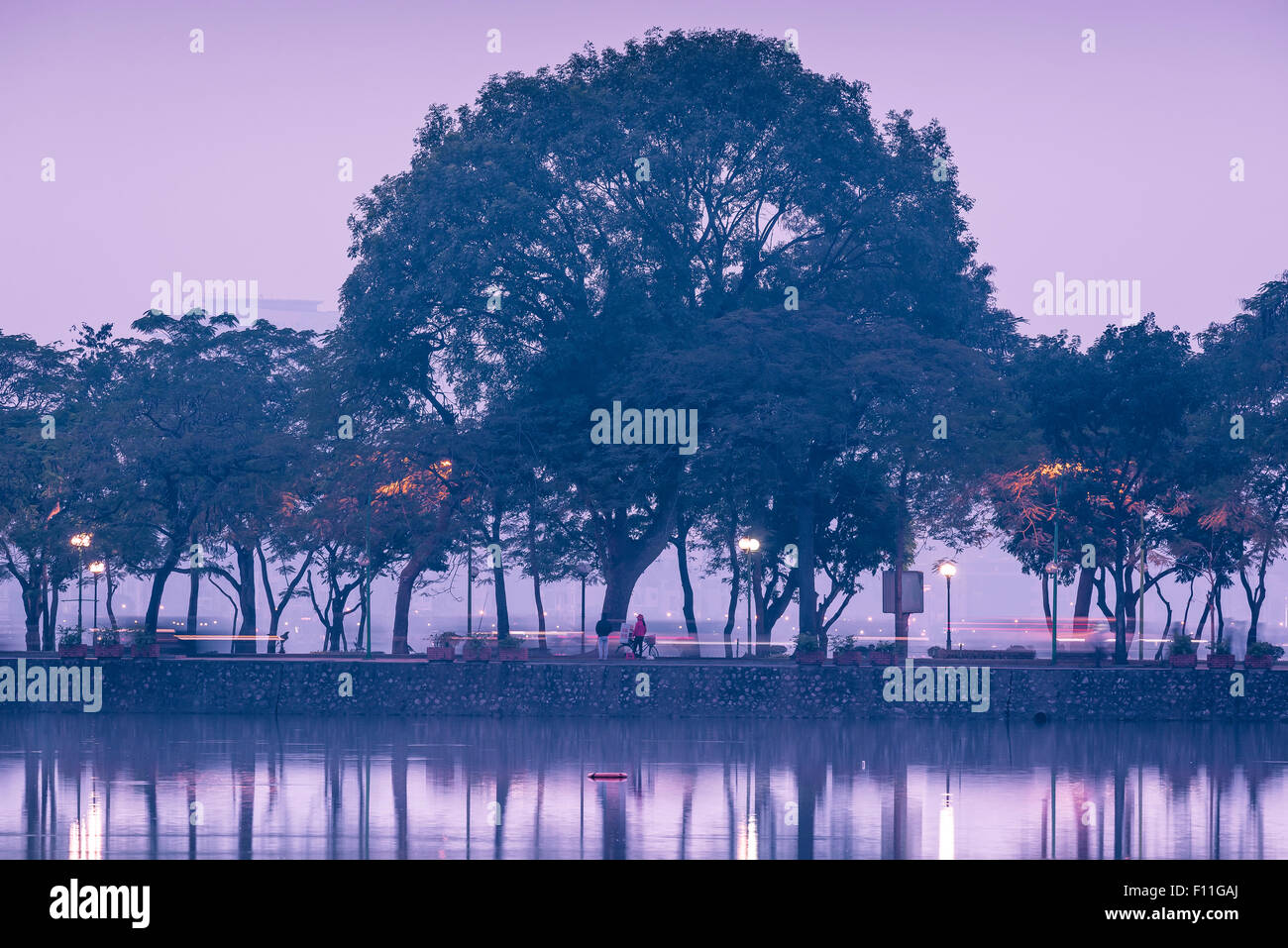 Lac de l'Ouest de Hanoï, vue au crépuscule du trafic en heure de pointe qui traverse la chaussée du lac de l'Ouest à Hanoi, Vietnam. Banque D'Images